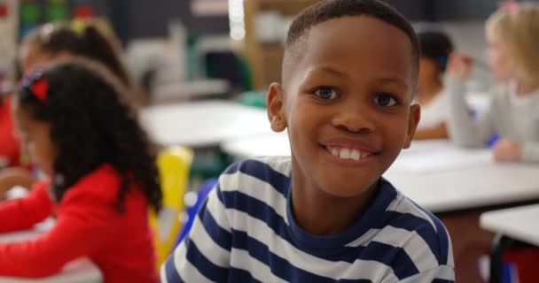 Vooraanzicht Van Afro Amerikaanse School Jongen Die Naar Camera Klas — Stockvideo