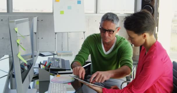 Caucásico Gente Negocios Discutiendo Sobre Tableta Digital Escritorio Oficina Están — Vídeo de stock