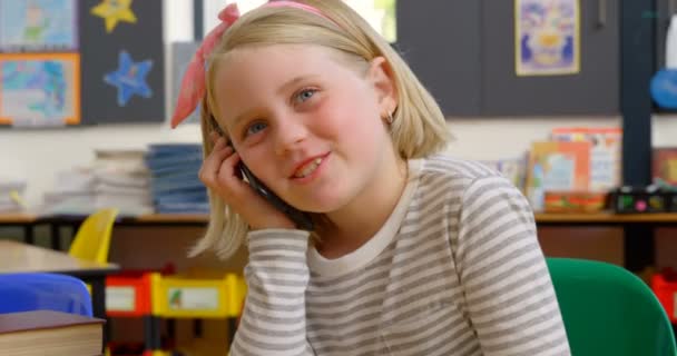 Vue Face Écolière Caucasienne Parlant Sur Téléphone Portable Bureau Dans — Video
