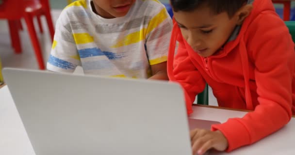 Sınıfta Dizüstü Bilgisayarda Okuyan Karışık Irklı Okul Çocuklarınön Görünümü Birbirleriyle — Stok video