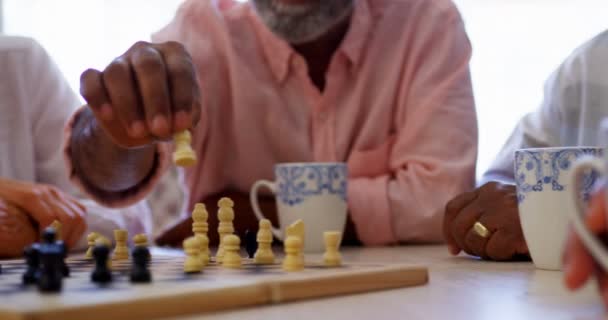 Aktivní Lidé Smíšeným Závodem Hrají Šachy Domově Důchodců Sedí Stolu — Stock video