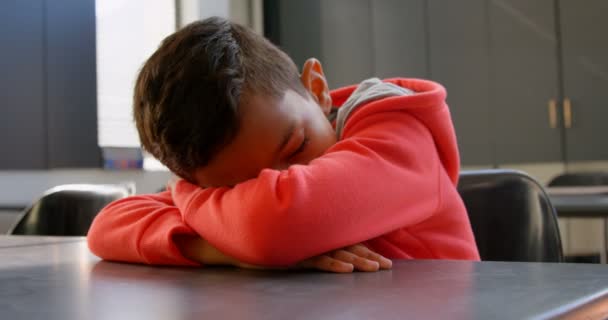 Vooraanzicht Van Aziatische School Jongen Slapen Het Bureau Klaslokaal School — Stockvideo