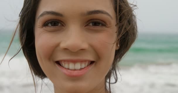 Vista Frontal Mujer Caucásica Pie Playa Ella Está Sonriendo Mirando — Vídeos de Stock