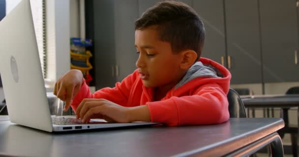 Vue Latérale Écolier Asiatique Attentif Étudiant Avec Ordinateur Portable Classe — Video