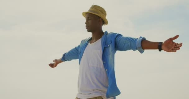 Afrikansk Amerikansk Man Spinning Med Armarna Utsträckta Stranden Han — Stockvideo