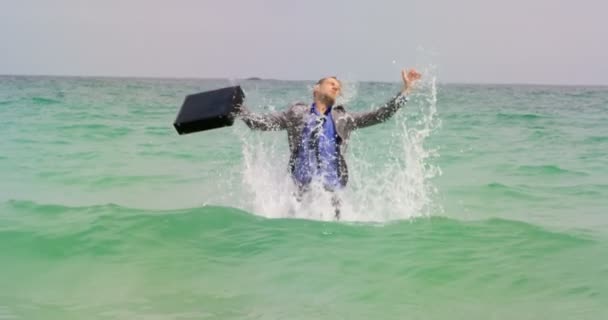 Vooraanzicht Van Kaukasische Zakenman Dansen Met Aktetas Zee Het Strand — Stockvideo