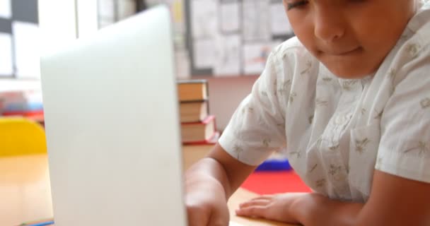 Vooraanzicht Van Attente Aziatische School Jongen Studeren Met Laptop Een — Stockvideo