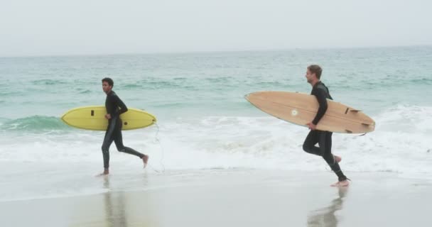 Vue Latérale Deux Surfeurs Masculins Courant Avec Planche Surf Sur — Video