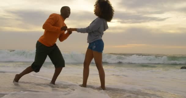 Vista Laterale Della Coppia Afroamericana Che Abbraccia Sulla Spiaggia Passano — Video Stock