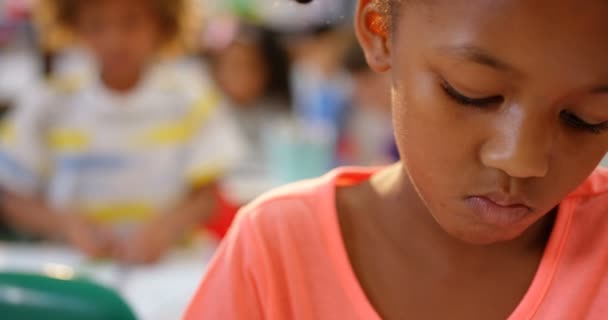Vue Face Des Écoliers Métis Dessinant Sur Ordinateur Portable Dans — Video