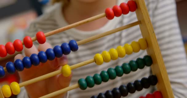 Elölről Véve Kaukázusi Iskolás Tanulás Matematika Abacus Osztályban Számít Gyöngyök — Stock videók