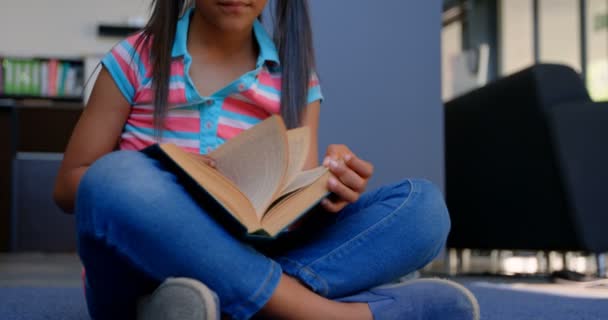 Vista Frontal Una Atenta Colegiala Afroamericana Leyendo Libro Biblioteca Escuela — Vídeo de stock