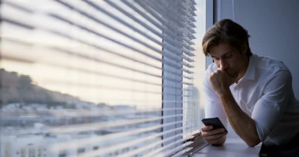 Vista Frontal Joven Ejecutivo Caucásico Con Mano Barbilla Apoyada Ventana — Vídeos de Stock