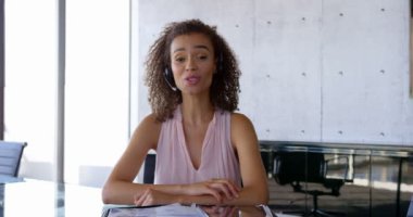 Ofiste etkileşim Afrikalı Amerikalı kadın yönetici ön görünümü. O masada oturuyor 