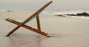 gün batımında plajda şezlong 4k