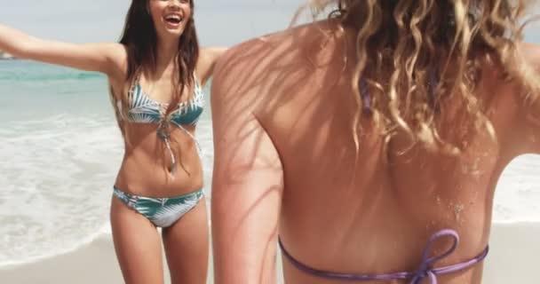 Due Amiche Razza Mista Che Ballano Insieme Sulla Spiaggia Stanno — Video Stock