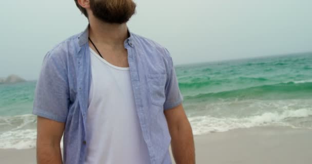 Vista Frontal Homem Caucasiano Com Olhos Fechados Praia Ondas Mar — Vídeo de Stock