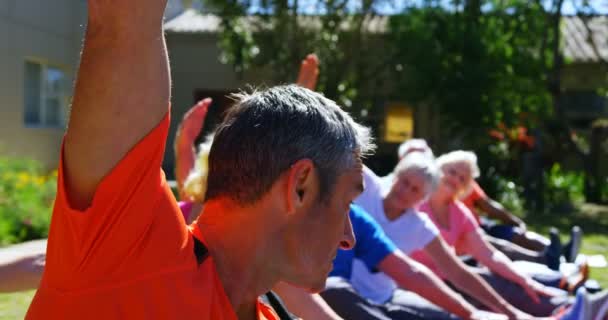 Beyaz Erkek Eğitmen Eğitim Yaşlılar Huzurevi Bahçesinde Egzersiz Yaparken Yan — Stok video