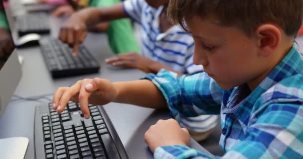 Seitenansicht Von Schülern Gemischter Rassen Die Klassenzimmer Computer Lernen Sie — Stockvideo