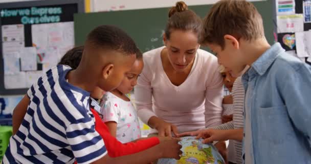 Vooraanzicht Van Blanke Vrouwelijke Leraar Die Globe Classroom Uitlegt Schoolkinderen — Stockvideo