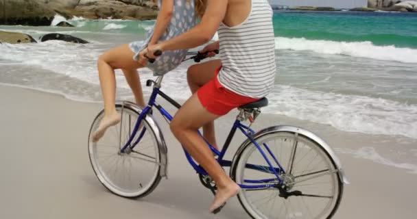 Seitenansicht Eines Kaukasischen Paares Das Strand Fahrrad Fährt Sie Verbringen — Stockvideo