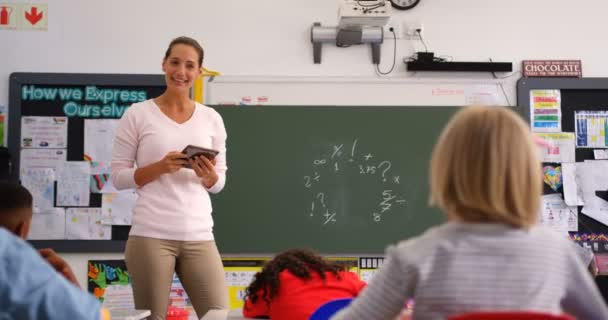 Vista Posteriore Scolaretta Alzare Mano Classe Insegnante Donna Che Insegna — Video Stock