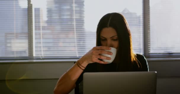 Vorderseite Einer Jungen Kaukasischen Geschäftsfrau Die Kaffee Trinkt Während Sie — Stockvideo