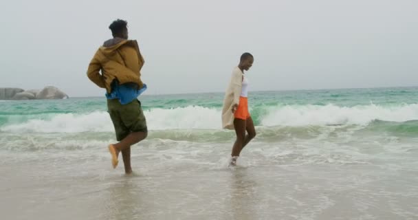 Casal Afro Americano Divertindo Juntos Praia Eles Estão Pendentes Tempo — Vídeo de Stock