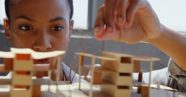 Framifrån Afrikansk Amerikansk Kvinnlig Arkitekt Tittar Arkitektonisk Modell Kontor — Stockvideo