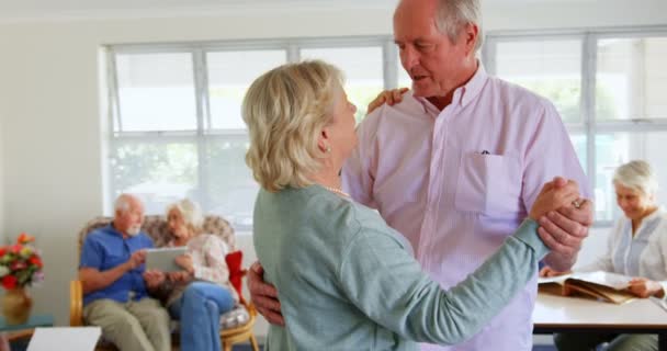Zijaanzicht Van Actieve Blanke Senior Paar Dansen Verpleeghuis Ouderen Achtergrond — Stockvideo