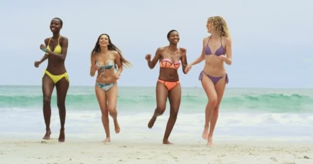 Vista Frontal Amigas Mestizas Corriendo Por Playa Están Divirtiendo — Vídeo de stock