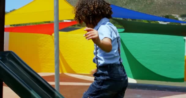 Side View Van Gemengde Ras Schoolmeisje Spelen School Speeltuin Een — Stockvideo