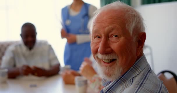 Seitenansicht Eines Aktiven Kaukasischen Seniors Der Pflegeheim Sitzt Senioren Interagieren — Stockvideo