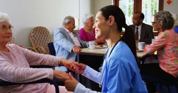 Vista Lateral Doctora Caucásica Consolando Triste Anciana Discapacitada Hogar Ancianos — Vídeo de stock