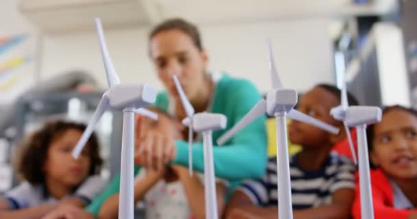 Moulin Vent Tournant Sur Bureau Dans Salle Classe Enseignante Enseignant — Video