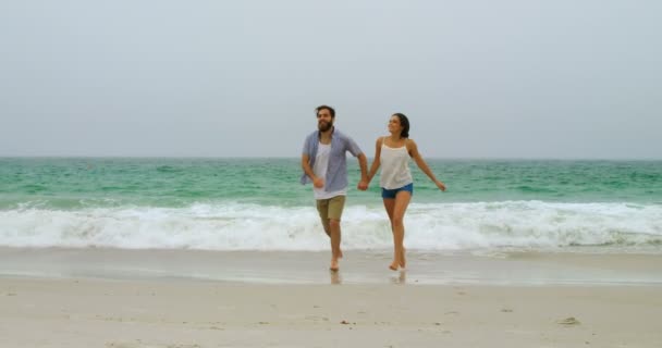 Vista Frontal Pareja Caucásica Corriendo Con Mano Playa Están Pasando — Vídeos de Stock