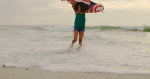 Vista Frontal Una Mujer Afroamericana Con Bandera Americana Ondeando Bailando — Vídeo de stock