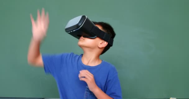 Front View Asian Schoolboy Using Virtual Reality Headset Green Chalkboard — Αρχείο Βίντεο