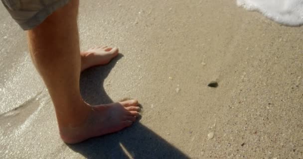 Niedriger Abschnitt Eines Aktiven Älteren Mannes Der Strand Steht Meereswellen — Stockvideo