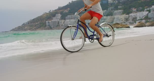 Niedriger Abschnitt Des Mannes Der Ein Fahrrad Strand Fährt Meereswellen — Stockvideo