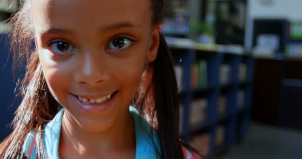 Vista Frontal Colegiala Afroamericana Feliz Pie Biblioteca Escuela Ella Está — Vídeo de stock