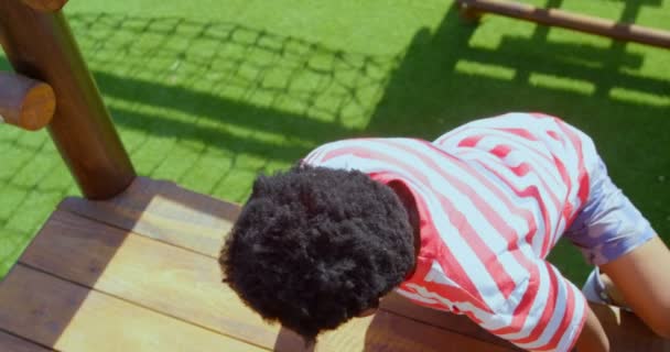 Zadní Pohled Afroamerického Školáka Hrajícího Školním Hřišti Slunečného Dne Lezl — Stock video