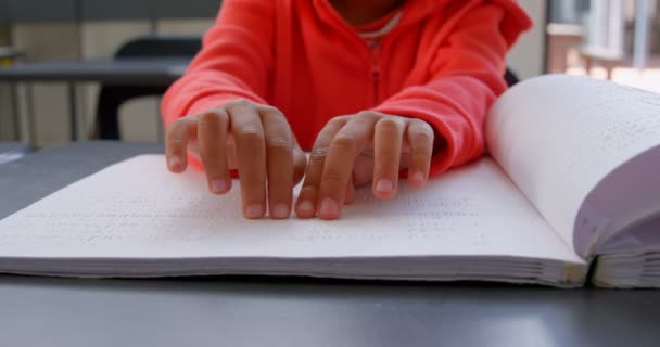 Partie Médiane Écolier Asiatique Aveugle Lisant Livre Braille Classe École — Video