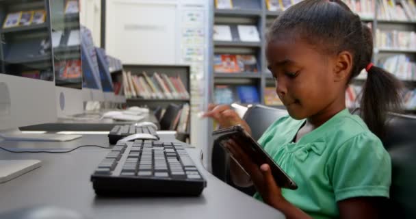 Widok Boku Uczennicy Afroamerykanów Korzystających Tabletu Cyfrowego Bibliotece Szkole Siedzi — Wideo stockowe