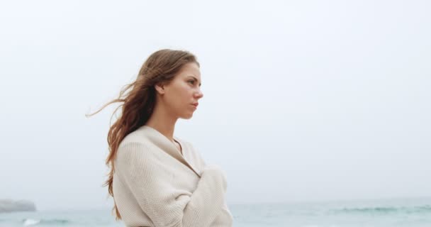 Vue Latérale Femme Caucasienne Marchant Sur Plage Elle Est Enveloppée — Video