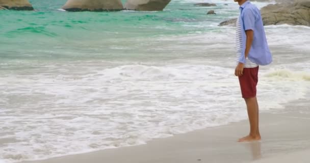 Вид Сбоку Афроамериканца Шляпе Стоящего Пляже Смотрит Сторону — стоковое видео