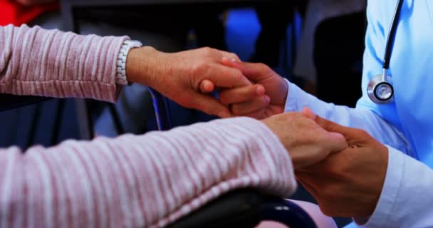 Partie Médiane Médecin Consolant Femme Âgée Handicapée Triste Maison Retraite — Video