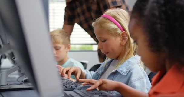 Profesor Masculino Enseñando Los Escolares Escritorio Aula Son Estudio — Vídeos de Stock