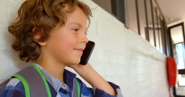 Vista Lateral Estudante Caucasiano Falar Telemóvel Corredor Escola Ele Está — Vídeo de Stock