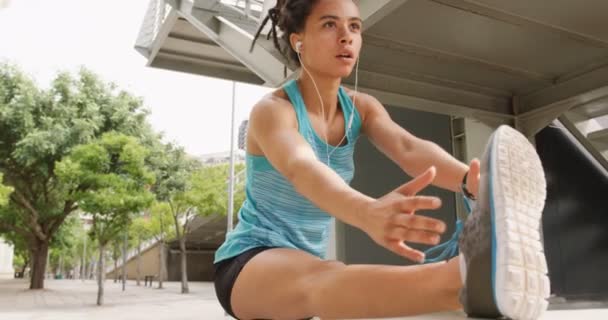 Front View Young African American Woman Exercising City She Listening — Stock Video